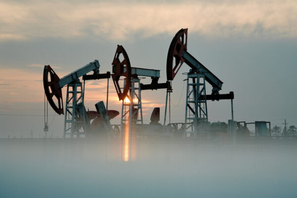Нефть умеренно дорожает после обвала накануне