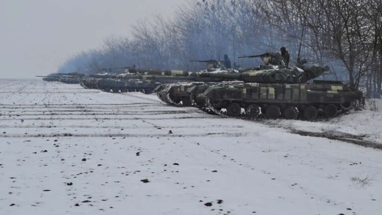 Украина и Россия начинают параллельные военные учения, а США близки к соглашению о возможных санкциях по России