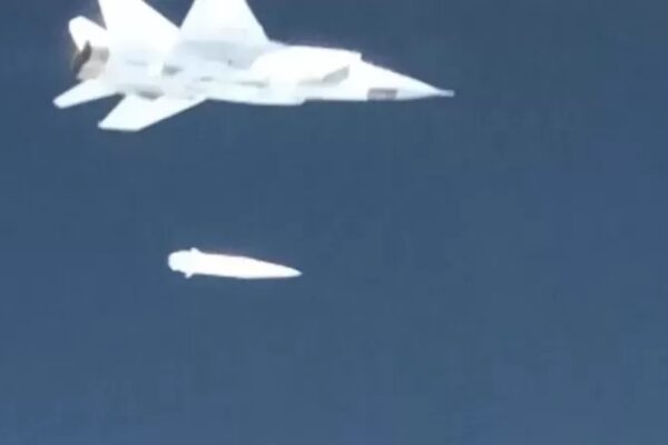 Росія стверджує, що вдарила по Україні гіперзвуковою ракетою “Кинджал”. Що це?