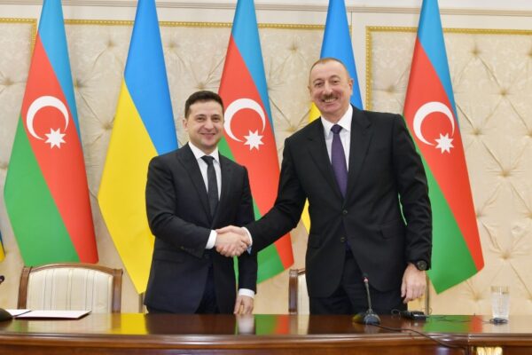 Азербайджан сохраняет нейтралитет, призывая к диалогу