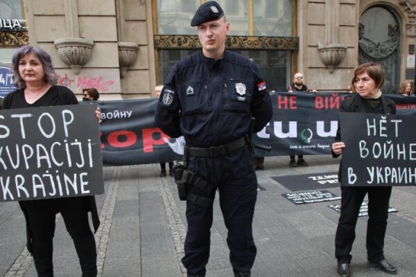 Молча, но вместе: В центре Белграда прогла акция солидарности с Украиной