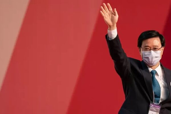 Еще более пропекинский: новым главой администрации Гонконга «избран» бывший силовик Джон Ли
