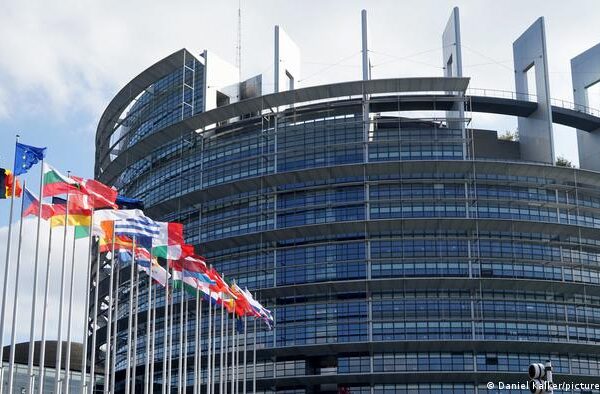 Европарламент выступил за новые санкции против РФ в сфере транспорта