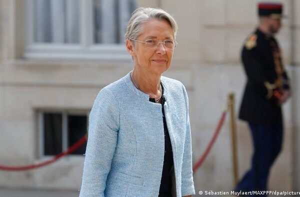 Новый премьер Франции — женщина: кто такая Элизабет Борне?