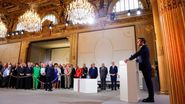 Эммануэль Макрон приведен к присяге в качестве президента Франции на второй срок