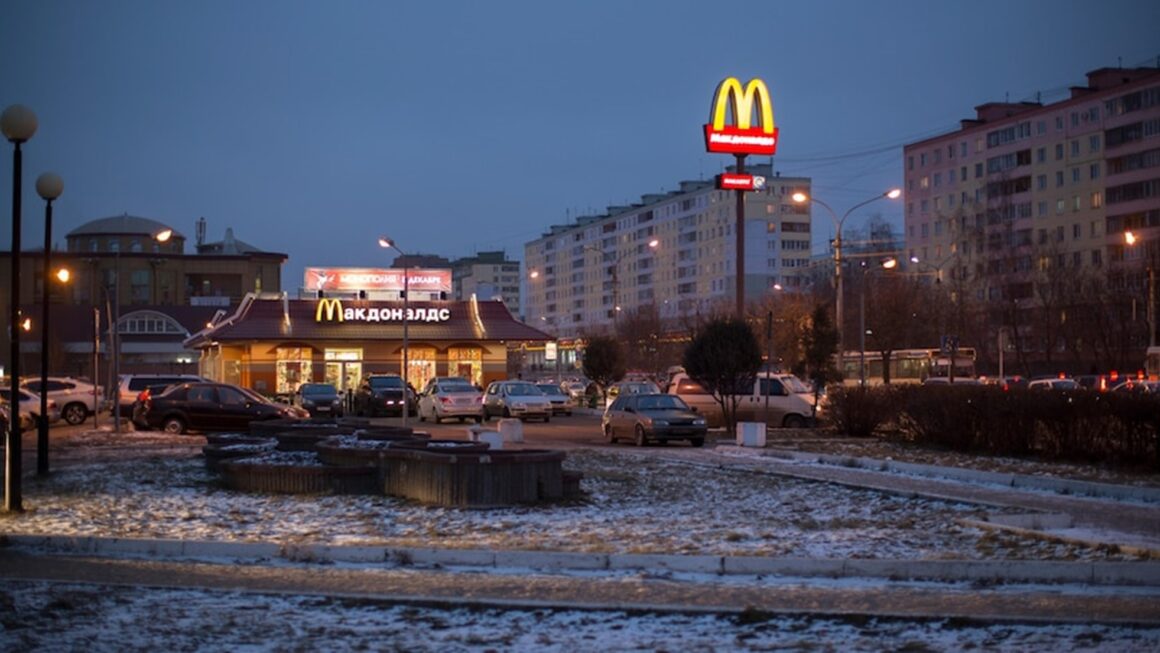 McDonalds продаст свой российский бизнес, но постарается сохранить своих сотрудников до завершения сделки