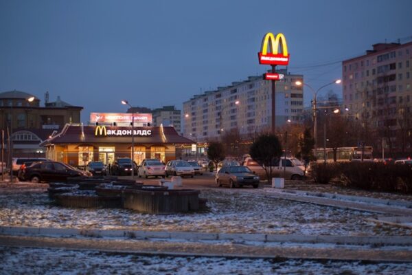 McDonalds продаст свой российский бизнес, но постарается сохранить своих сотрудников до завершения сделки