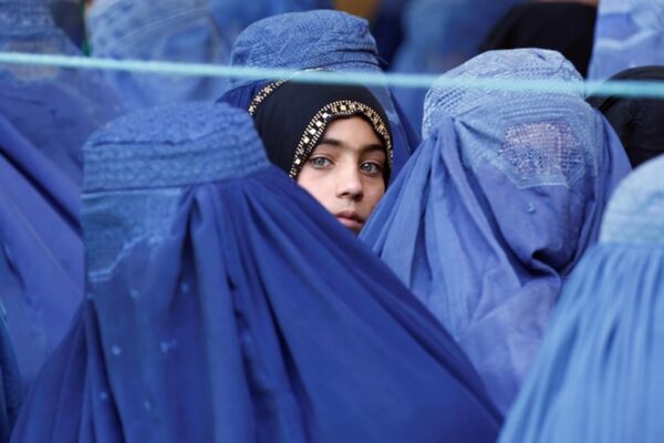 Талибан продолжает ограничивать афганских женщин, обязывая носить паранджу в общественных местах