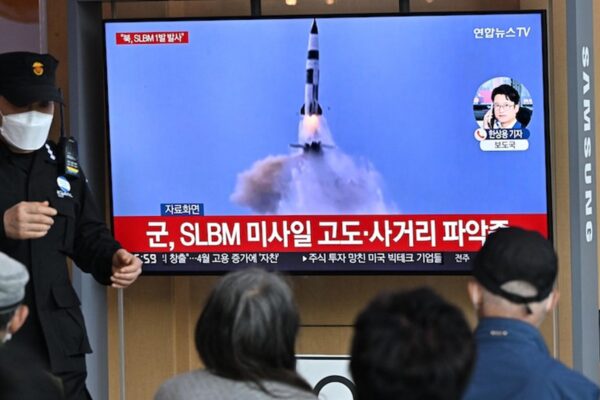 Южная Корея обвиняет Северную Корею в запуске баллистической ракеты с подводной лодки