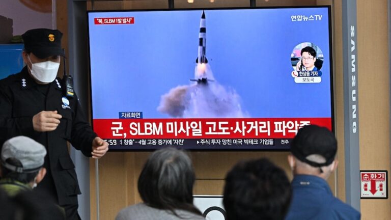 Южная Корея обвиняет Северную Корею в запуске баллистической ракеты с подводной лодки