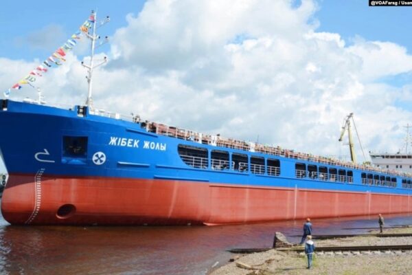 Киев требует от Турции задержать судно под флагом РФ c украинским зерном
