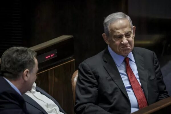 Нетаньяху снова перед парадным входом￼