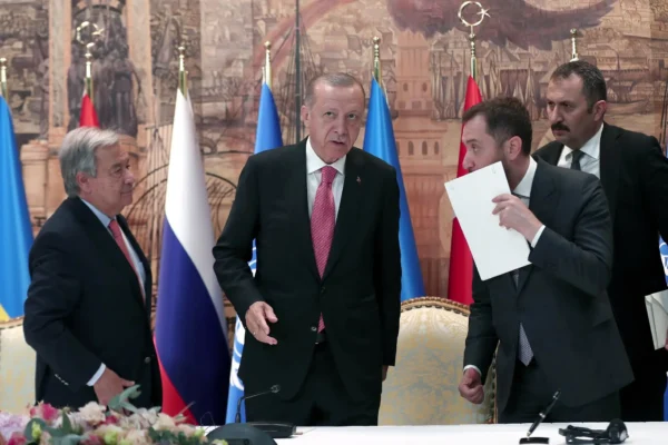 Турецкий лидер остается головной болью для Байдена, несмотря на помощь в сделке с Украиной, считает NYT