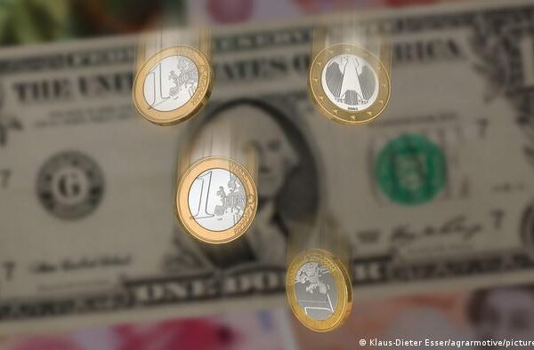 Курс евро впервые за 20 лет опустился ниже одного доллара
