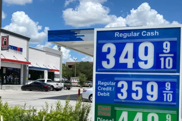 Цена на бензин в США упала ниже $4 за галлон