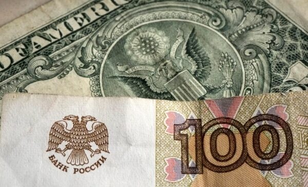 Эксперты: Очередные меры по «дедолларизации» России представляются символическими