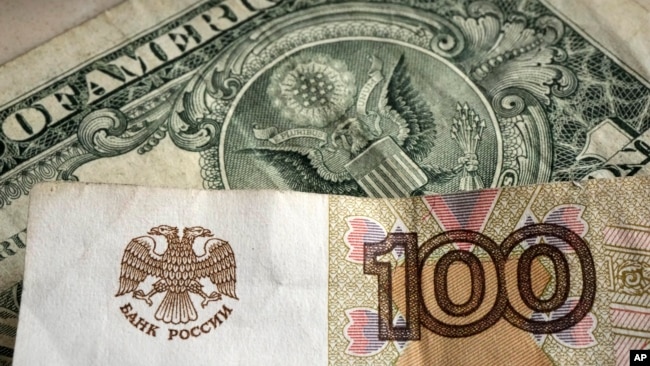 Эксперты: Очередные меры по «дедолларизации» России представляются символическими