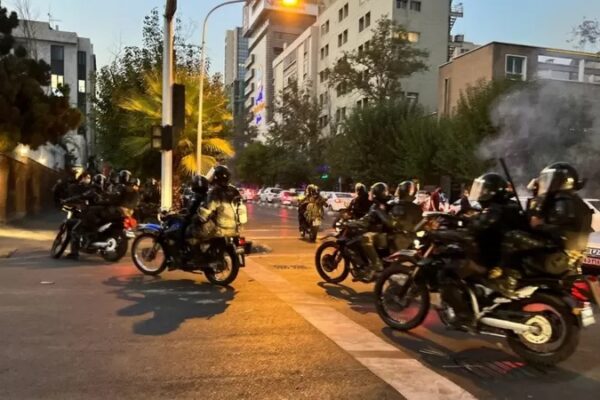 Протесты в Иране продолжаются, власти угрожают «расправиться» с протестующими