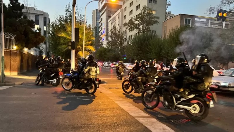 Протесты в Иране продолжаются, власти угрожают “расправиться” с протестующими