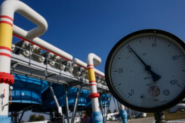 “Газпром” подает газ в Европу через Украину