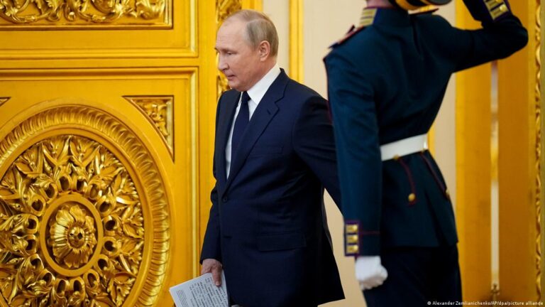 Путин подписал указы о “независимости” двух областей Украины