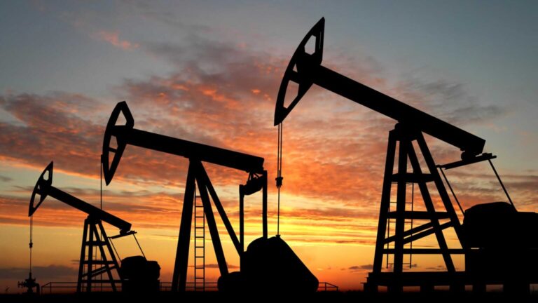 Стремительное падение цен на нефть продолжается: какие факторы играют важную роль