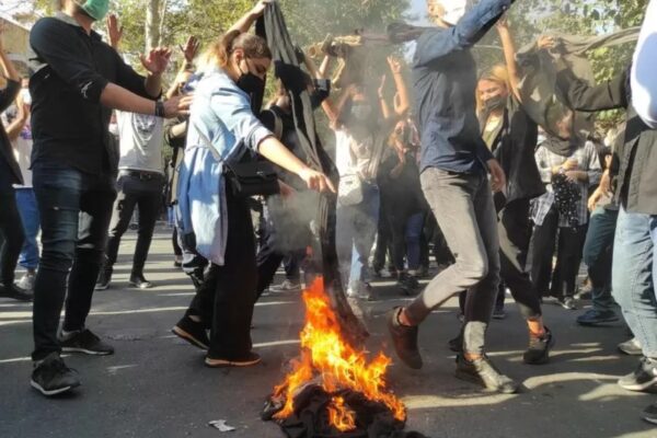 «Лучше смерть, чем унижение». В Иране к массовым протестам присоединились студенты