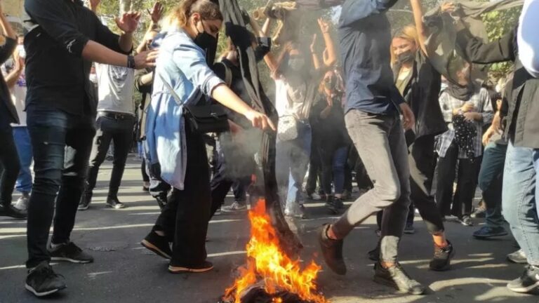 “Лучше смерть, чем унижение”. В Иране к массовым протестам присоединились студенты