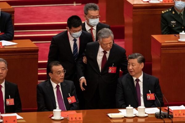 Си намерен доминировать в руководстве Китая после ухода бывших соперников