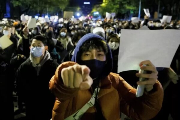 Революция белых листов бумаги: антиковидные протесты в Китае и требования отставки Си Цзиньпина