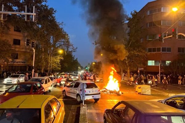«Бей по ублюдкам!» – в Иране продолжают бушевать протесты против режима