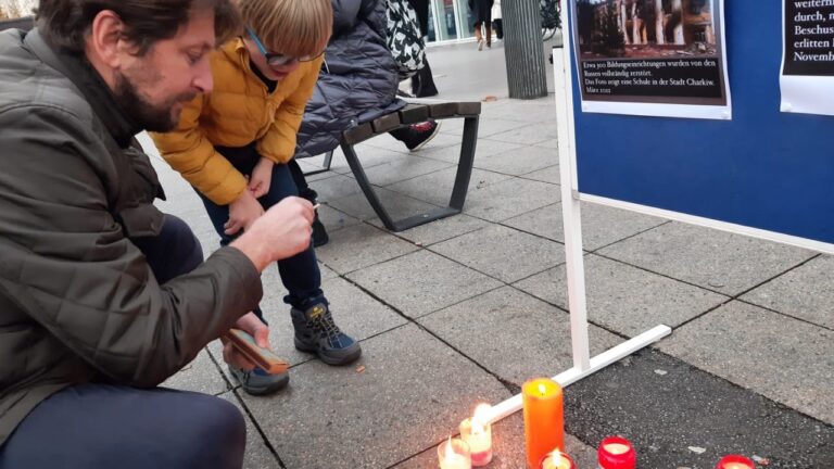 В Хайдельберге и Маннхайме в субботу горели свечи памяти.