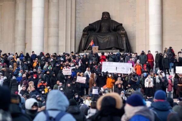 Массовые протесты в Монголии: демонстранты пытались штурмовать здание правительства