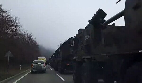Сербия привела армию в боевую готовность и стягивает артиллерию к границе с Косово