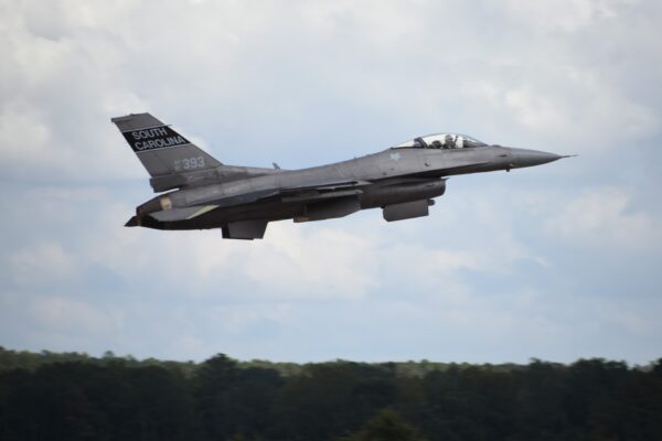 Пентагон настаивает на отправке F-16 в Украину