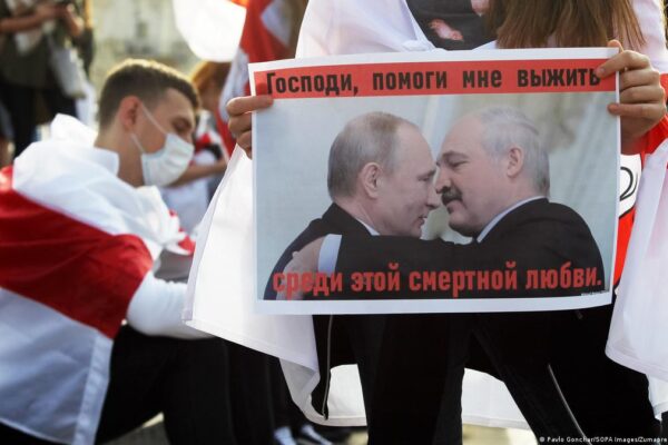 “Уже сейчас хозяйничает”. Сможет ли РФ поглотить Беларусь?