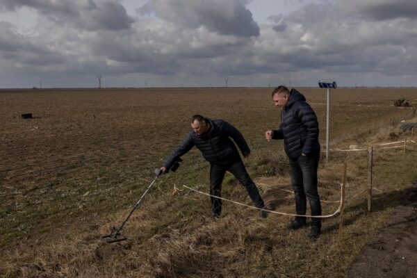 На полях, засіяних бомбами, українські фермери ризикують отримати смертельний врожай – NYT
