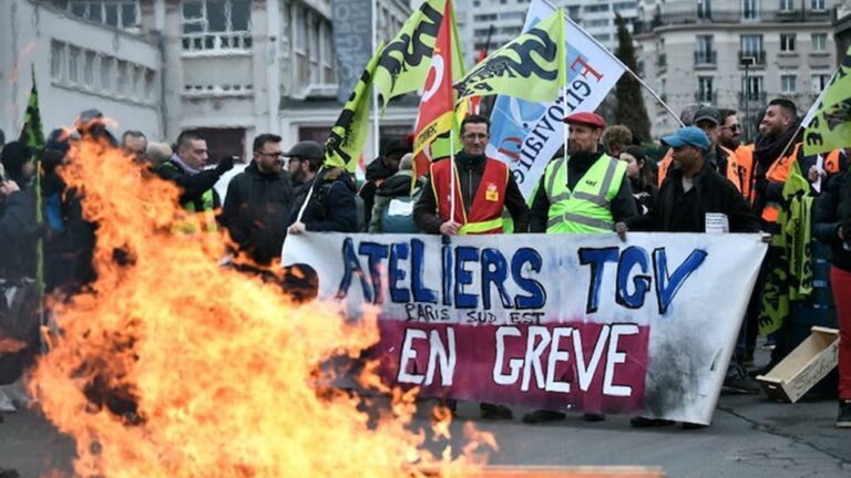 Після кроку Макрона щодо проведення пенсійної реформи всі погляди зараз прикуті до профспілок Франції