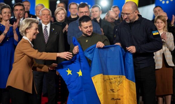 Протистояти та реформувати: українська демократія після року війни