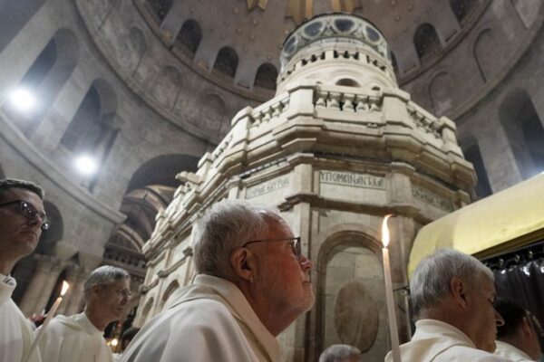 Католики празднуют раннюю пасхальную мессу