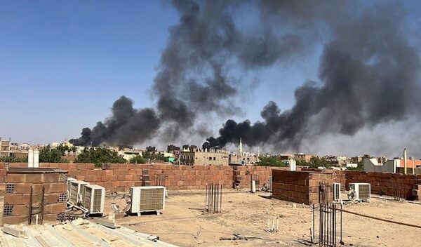 Іноземні держави поспішають евакуюватися з Судану, США та Великобританія витягують дипломатів