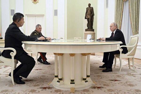Путін зустрівся з міністром оборони Китаю, високо оцінив військові зв’язки