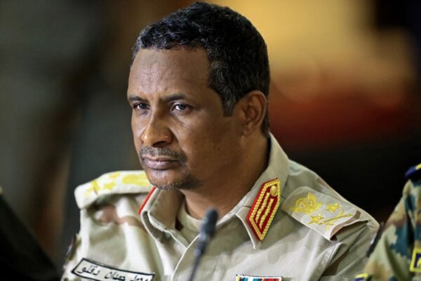 У Судані спалахнуло насильство, воєнізовані формування заявляють, що взяли під контроль президентський палац