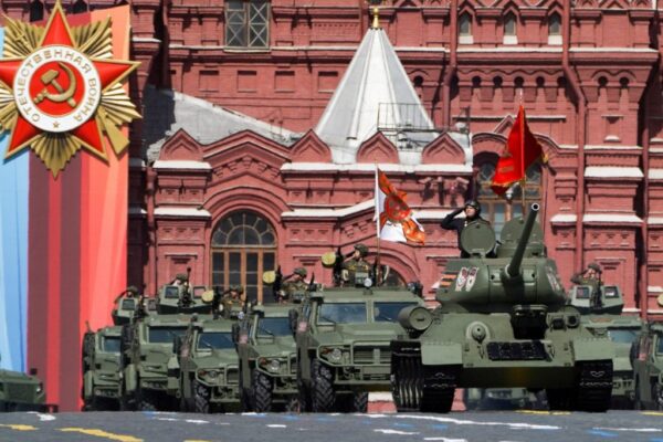 Ганебний однотанковий парад Путіна натякає на катастрофічні втрати в Україні