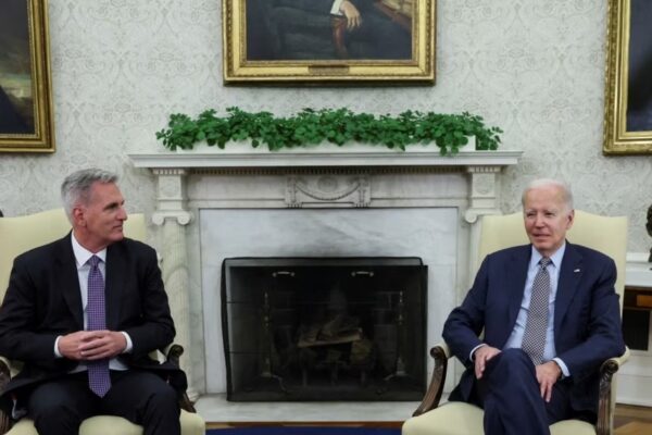 Байден і Маккарті близькі до угоди щодо стелі боргу США – Reuters