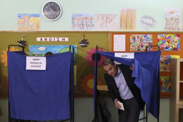 Вибори в Греції: Консервативна партія прем’єр-міністра Кіріакоса Міцотакіса лідирує з великим відривом