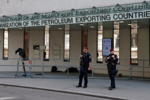 Країни ОПЕК+ погоджують скорочення видобутку нафти