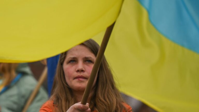 Поза полем бою: Чому ми повинні інвестувати в демократичне майбутнє України
