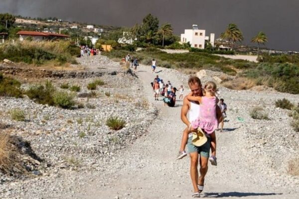 Греція у вогні: тисячі туристів та місцевих евакуйовані