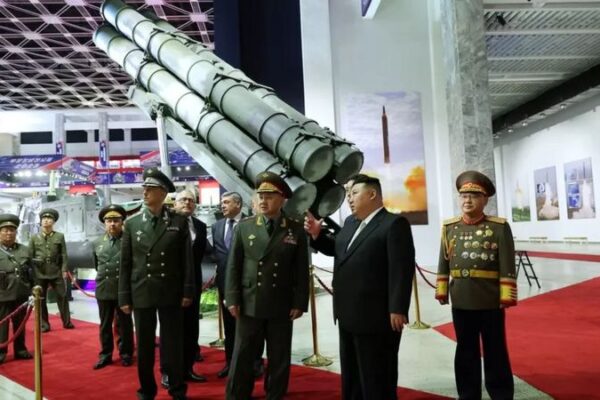 Кім Чен Ин показав Шойгу свої ракети та безпілотники. Чи потраплять вони в Україну?